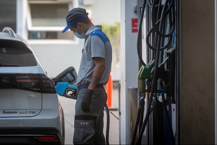 YPF fue la primera en subir los precios de sus surtidores este miércoles, luego la siguieron otras petroleras. Foto: Ignacio Blanco/Los Andes.