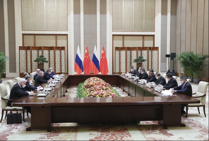 El presidente chino, Xi Jinping, sostiene conversaciones con el presidente ruso, Vladimir Putin. Foto Xinhua