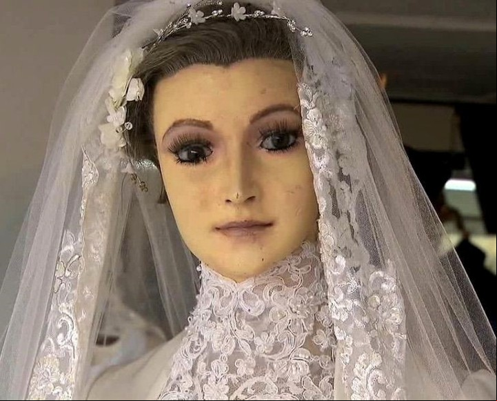 Desde 1930 un negocio puso en su vidriera un maniquí que todos creen que es el cuerpo embalsamado de la hija de la dueña del comercio.