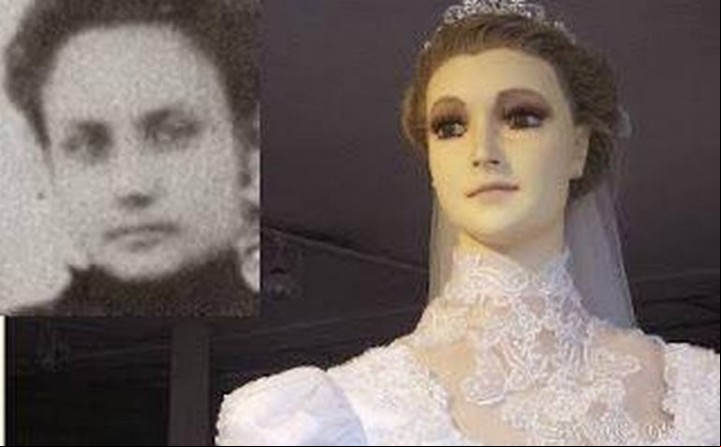 La chica fallecida y el maniquí. Enorme parecido.