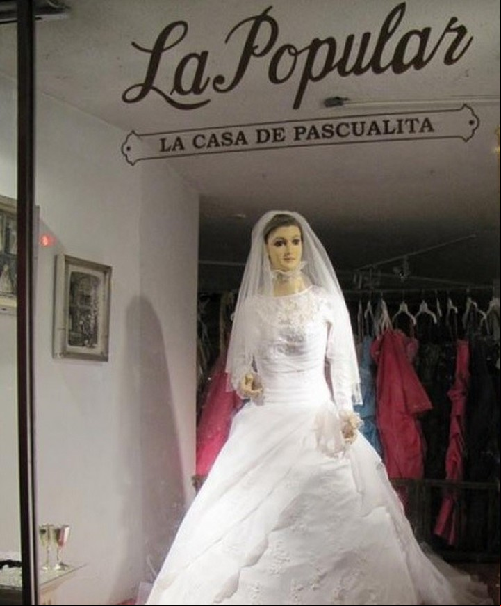 Allí está "La Pascualita" mirando pasar la gente por la calle. Creando iración y terror en quienes la miran. Y con su alma atrapada dentro de una vidriera...