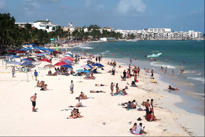Un grupo de turistas en Playa del Carmen, México (Foto: EFE)