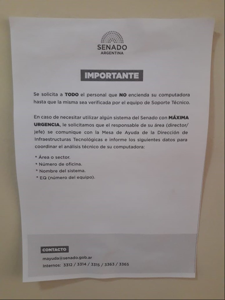 La nota que pide no acceder sin antes hablar con sistemas. Foto Clarín