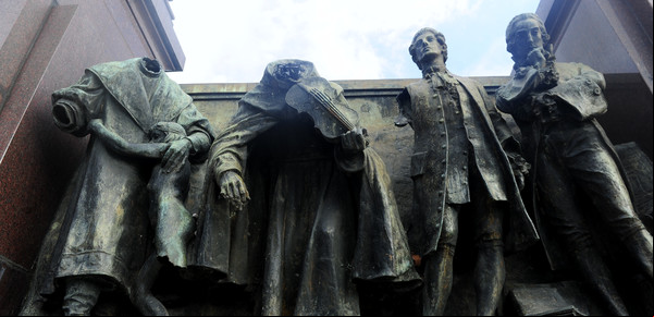 El Monumento a España, vandalizado y abandonado