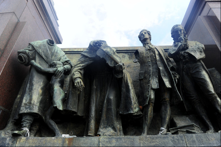 Estatuas sin cabezas ni brazos, una imagen común en el Monumento a España, en la Costanera Sur. Foto: Luciano Thieberger