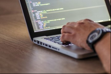 Cómo convertirse en programador en menos de un año: 5 claves para capacitarse y conseguir trabajo rápido