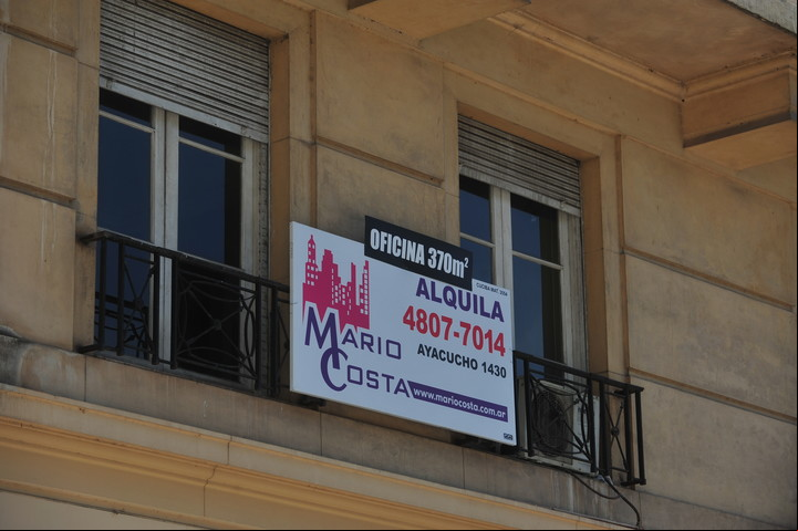 Los carteles de alquiler o venta proliferan en las oficinas y locales del centro porteño. Foto Lucía Merle