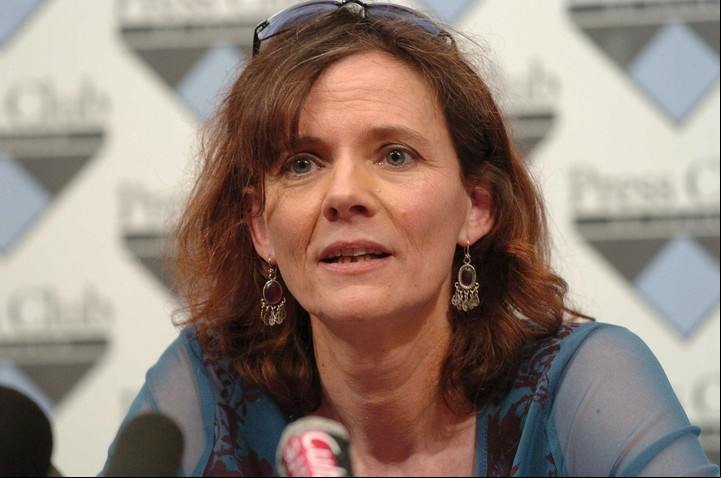 La periodista sa Florence Aubenas, durante la rueda de prensa que ofreció el 14 de junio de 2005 en Paris, tras ser liberada luego de 157 das de secuestro en Irak.