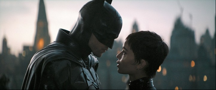 Robert Pattinson como Batman y Zoë Kravitz como Selina Kyle, en una escena de "Batman". Foto WB