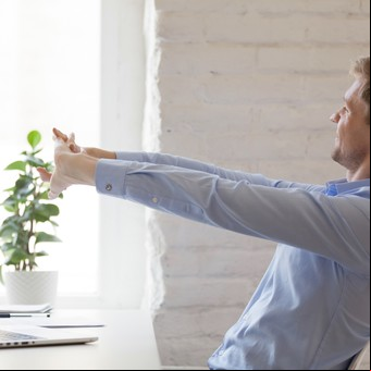 5 ejercicios fáciles para evitar lesiones por pasar mucho tiempo sentado