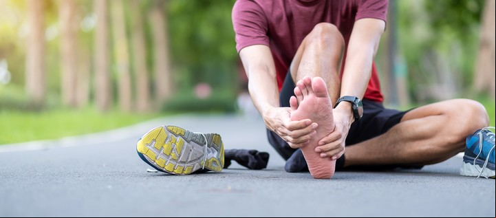 Fascitis plantar: un problema que hay que tratar. Cuidado con las zapatillas y las plantillas de los calzados. Y no usar zapatillas son suelas super desgastadas para los deportes./ Shutterstock.