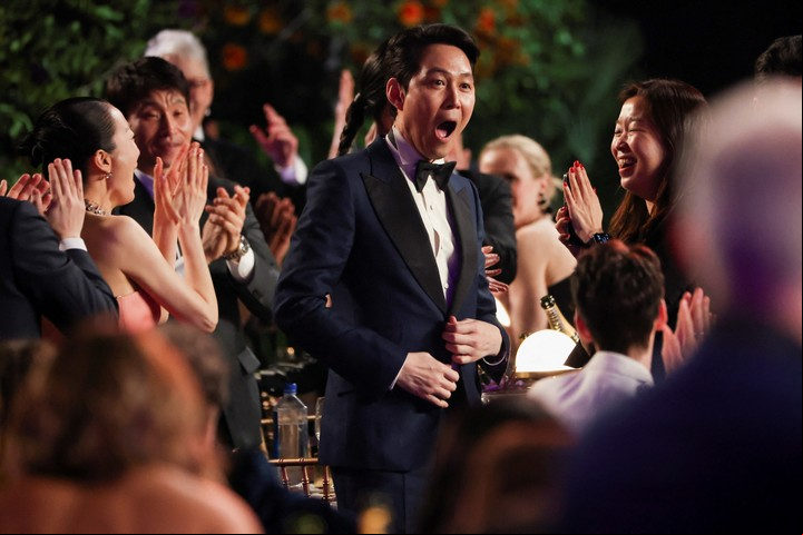 Lee Jung-Jae no lo puede creer: ganó como mejor actor por "El juego del calamar", sobre los tres intérpretes de "Succession". Foto Reuters