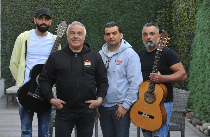 André Reyes junto a la formación actual del grupo. Foto: Guillermo Rodriguez Adami.