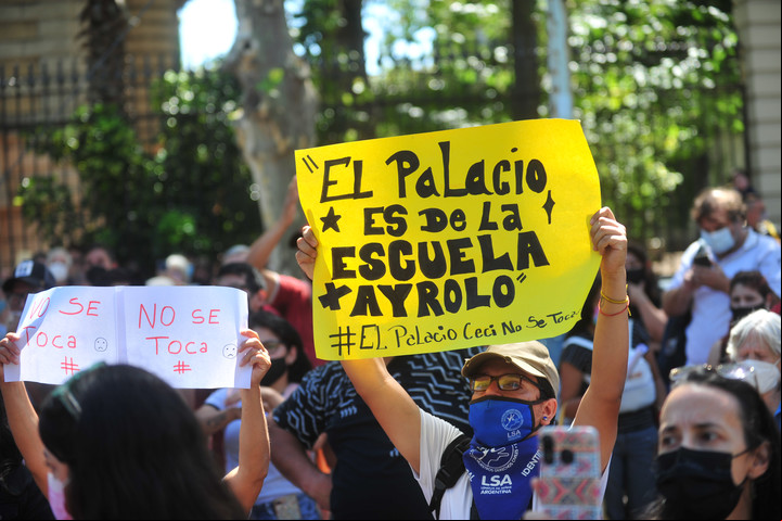 La comunidad educativa de la escuela para sordos no quiere perder al Palacio Ceci, donde funcionó la institución durante 78 años. Foto Lucía Merle