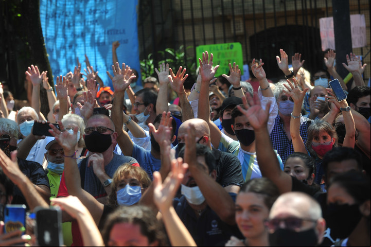 Docentes y alumnos de la escuela para sordos se manifestaron moviendo sus brazos y utilizando la lengua de señas. Foto Lucía Merle
