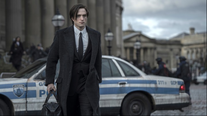 Fotograma cedido por Warner Bros. donde aparece Robert Pattinson como Bruce Wayne, durante una escena de la película "The Batman". Foto: EFE/Jonathan Olley/Warner Bros