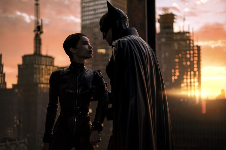 Zoe Kravitz como Catwomen y Robert Pattinson como Batman, durante una escena de la película "The Batman". Foto Warner Brothers