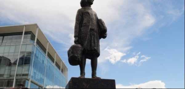 Encontraron en el Barrio 31 a la estatua de Ana Frank que había sido robada