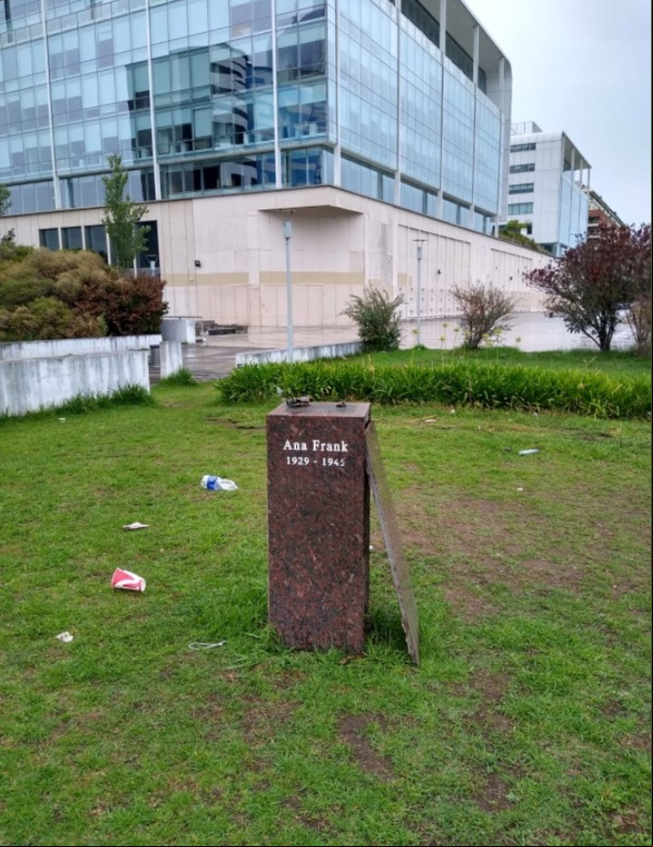 Así había quedado el monumento esta mañana, sin la escultura.