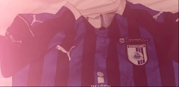 Gesto humano en el caos: un niño de Querétaro le dio su camiseta a una hincha de Atlas para salvarla del desastre