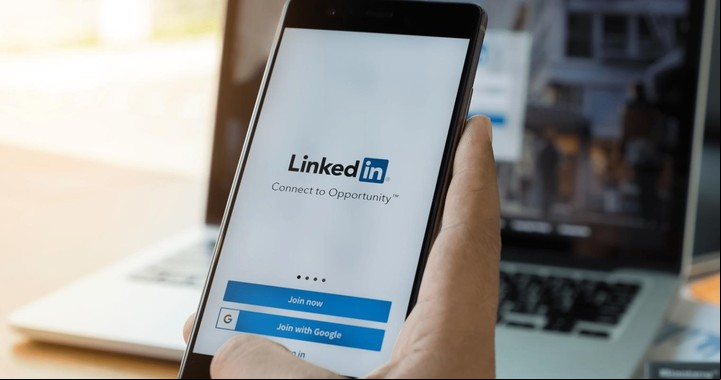 Publicaciones atractivas en LinkedIn. Compartir ideas personales varias veces por semana en una misma franja horaria. /Foto: Shutterstock.