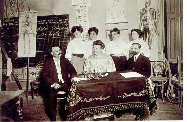 Cecilia Grierson (sentada) en una clase de medicina.