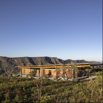 Vivienda y taller en plena sabana brasileña