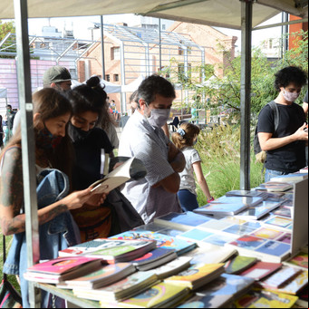 Calentando motores: cien editoriales independientes participarán en la Feria del Libro de Flores