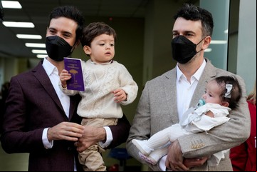 Entrevista al primer matrimonio igualitario de Chile: "Jamás pensamos que esto iba a llegar"