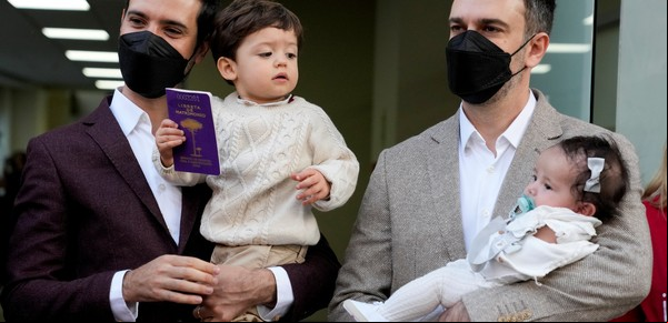 Entrevista al primer matrimonio igualitario de Chile: "Jamás pensamos que esto iba a llegar"