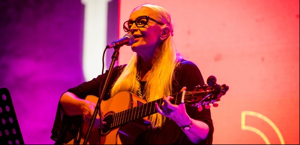 Silvina Garré cerró un gran recital de cantautoras en la reapertura de Usina del Arte