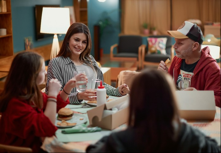 Escena de la segunda temporada de Casi feliz, con Sebastián Wainraich. Foto Netflix