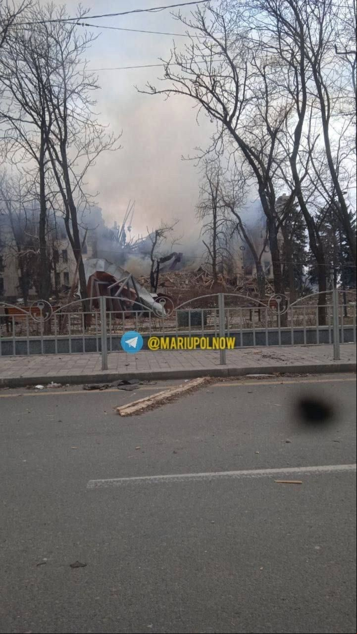 La foto que compartieron las autoridades de Mariupol al denunciar el bombardeo a un teatro con civiles.