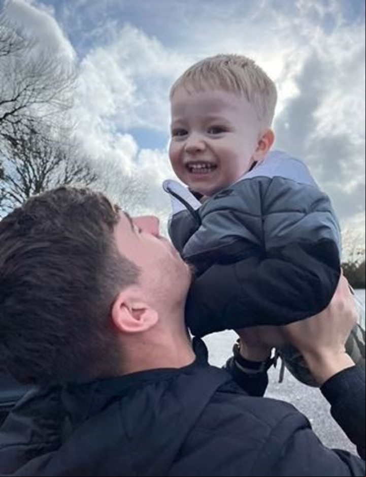 Macauley Murchie con su hijo mayor.