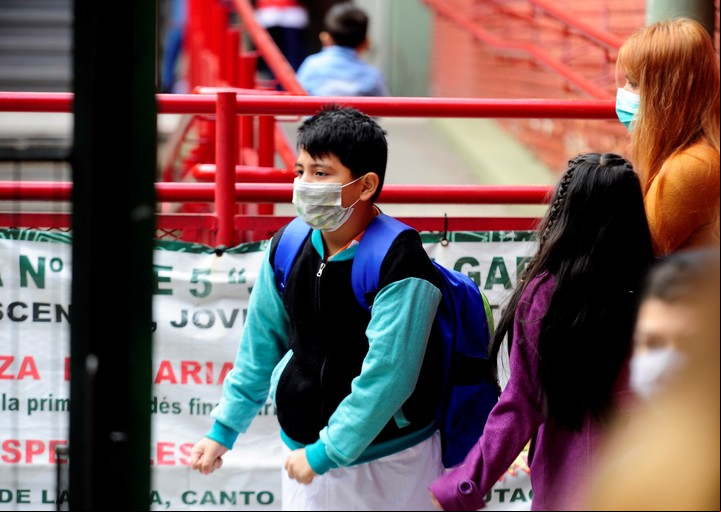 En la Ciudad el uso del barbijo en las escuelas dejó de ser obligatorio desde este lunes. Foto Luciano Thieberger.