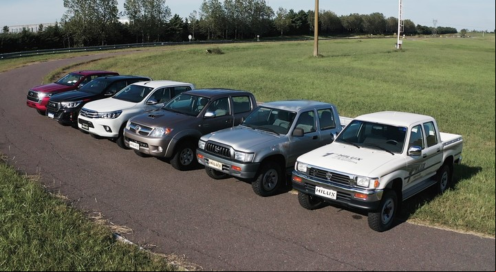 Las distintas generaciones de Hilux que salieron de Zárate.