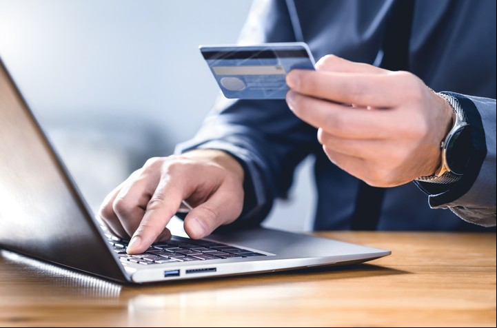 Varios bancos dejan elegir por home banking la cuenta prioritaria para los débitos. Foto: Shutterstock.