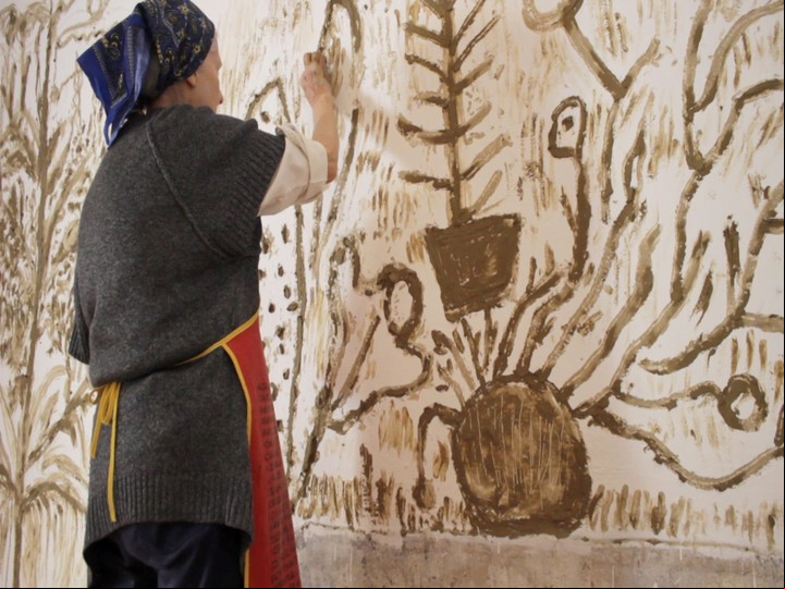 Mariani Bauman, una mujer mexicana de quien la artista aprendió la pintura con arcilla.
