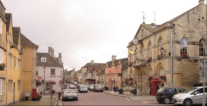 El pueblo de Corsham está aterrorizado por los "malditos hoolinga mexicanos".