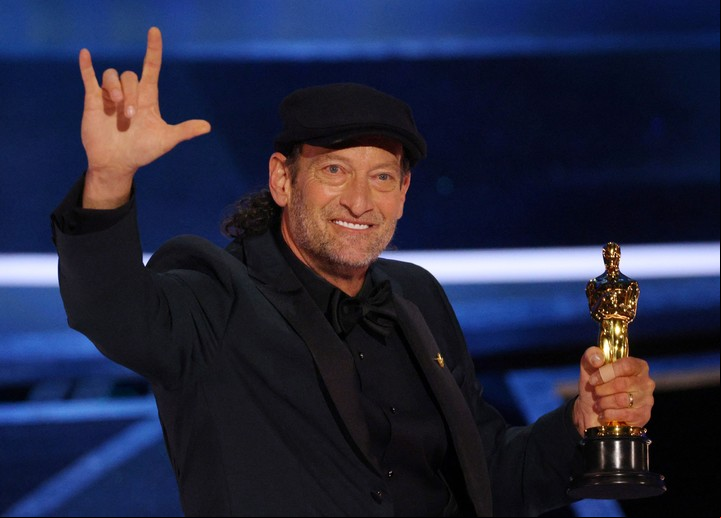 Troy Kotsur y su saludo. Foto Reuters