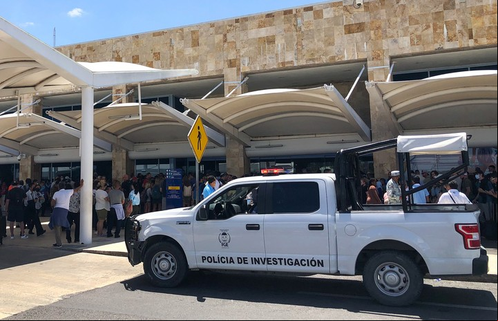 de la Policía de Investigación resguardan las instalaciones del Aeropuerto Internacional de Cancún por una supuesta balacer. Foto EFE.