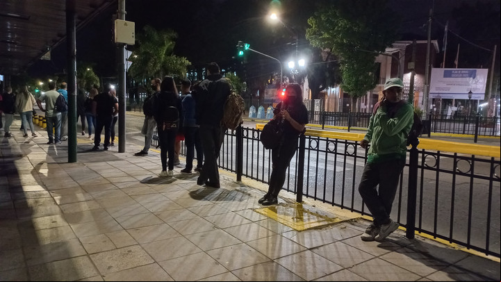 Pasajeros esperan en las paradas de colectivos en Adrogué. Foto: Luciano Thieberger.