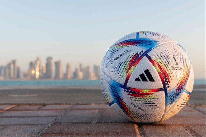 Al Rihla, la pelota oficial de Qatar 2022, con los rascacielos de Doha en el fondo. Foto: AFP.