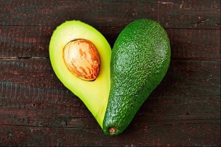 La palta es una de las pocas frutas que contiene vitamina D.