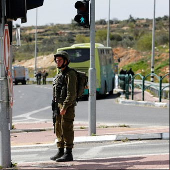 Ataque en un bus en Cisjordania: un israelí es herido y el agresor palestino es asesinado