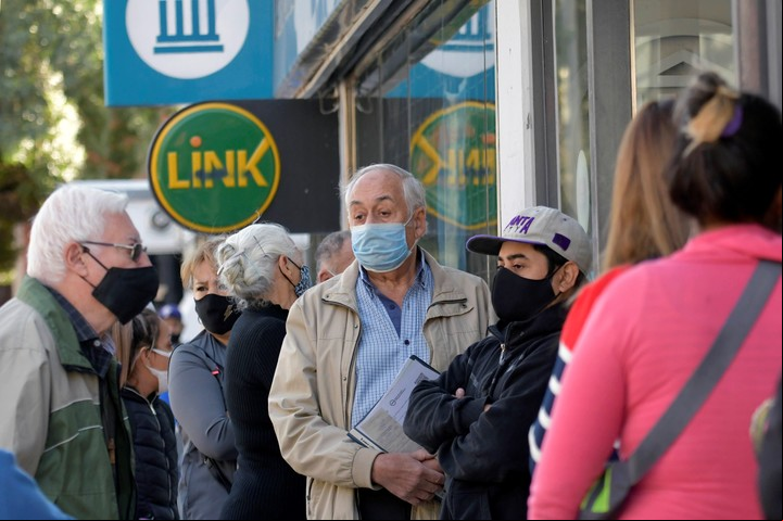 Quienes no tengan todos los aportes podrán jubilarse mediante el pago de diferente cantidad de cuotas. Foto: Orlando Pelichotti / Los Andes