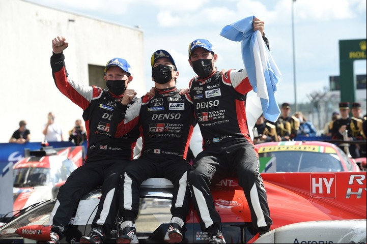 Mike Conway, Kamui Kobayashi y Jose María López, ganadores en las 24 Horas de Le Mans.
Foto AFP