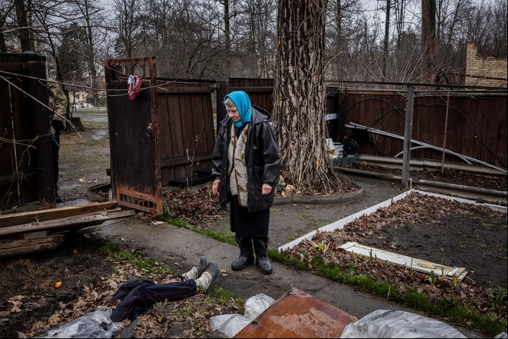Después de que su hija, Tetiana, muriera por fuego ruso, Antonina Pomazanko, de 76 años, cubrió su cuerpo con láminas de plástico y tablas de madera. Foto Ivor Prickett para The New York Times