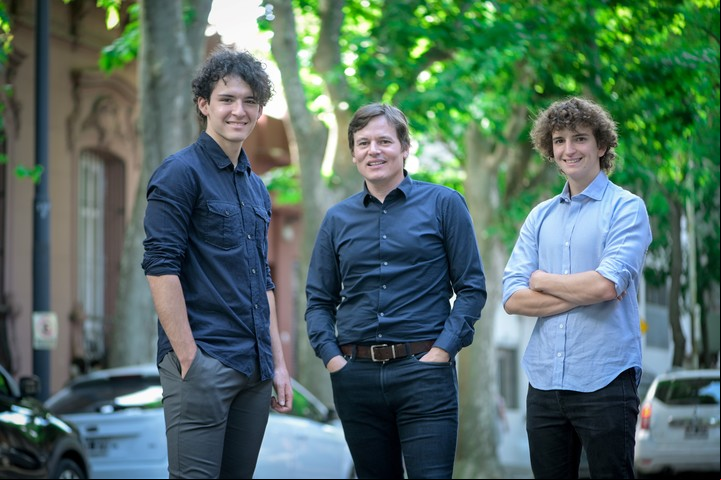 Trío cripto. Facundo y Manuel Migoya, Matías Loizaga al medio: cabezas de Enigma.art.