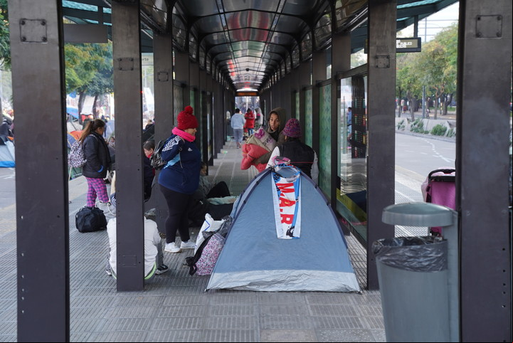 Las carpas de los piqueteros en el Metrobus de la Avenida 9 de Julio la semana pasada. Foto: Luciano Thieberger.